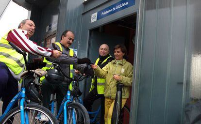 Dos visitantes hacen uso del servicio de préstamo de bicicletas en el parque Juan Carlos I.