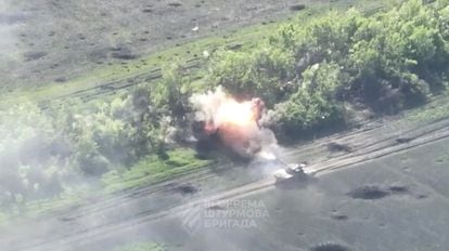 Un vehículo militar destruye posiciones rusas en dirección a Bajmut, cerca de Klischiivka, en una imagen difundida por las Fuerzas Armadas de Ucrania el 4 de junio.