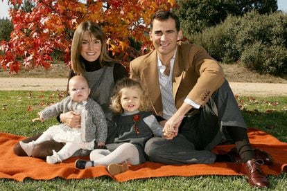 Los entonces príncipes de Asturias posan con sus hijas con motivo del 40 cumpleaños de don Felipe en los jardines del palacio de La Zarzuela.