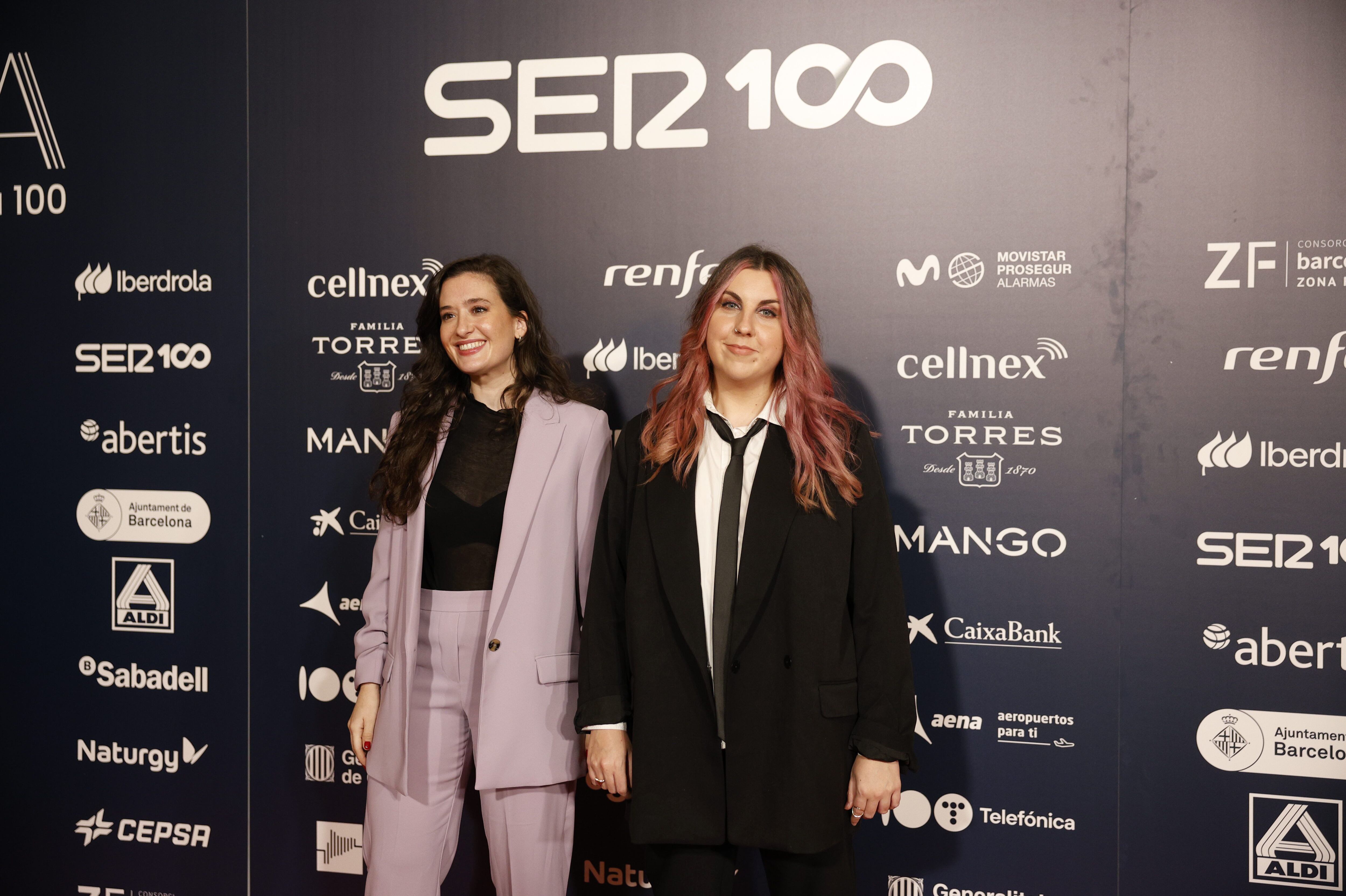 Victoria Martín (a la izquierda) y Carolina Iglesias presentadoras del podcast 'Estirando el chicle'.