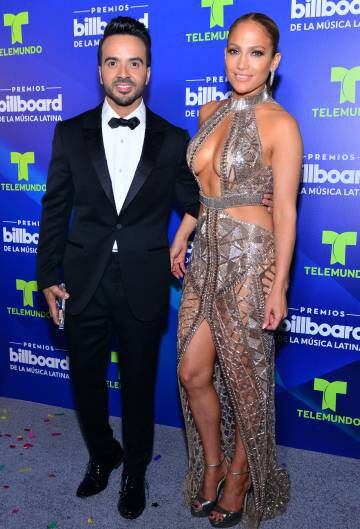 Jennifer Lopez posa junto al cantante Luis Fonsi.
