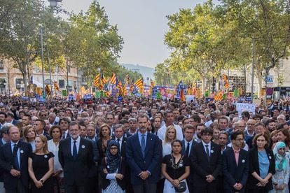 <b>Manifestación en Barcelona.</b> En primera fila, desde la izquierda, Pío García Escudero, presidente del Senado; Ana Pastor, presidenta del Congreso; Mariano Rajoy, presidente del Gobierno; Felipe VI, Carlos Puigdemont, presidente de la Generalitat de Cataluña, y Ana Colau, alcaldesa de Barcelona. Detrás, desde la izquierda, Fátima Báñez, ministra de Empleo; Dolors Montserrat, de Sanidad; Juan Ignacio Zoido, Interior; Dolores de Cospedal, Defensa; Cristina Cifuentes, presidenta de la Comunidad de Madrid; Alberto Núñez Feijóo, de Galicia, Miguel Ángel Revilla, de Cantabria; Ximo Puig, de la Comunidad Valenciana, entre otras autoridades en la manifestación contra los atentados.