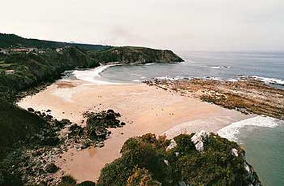 La playa de Amió, con su banco de arena junto a las lastras de roca, y el pueblo de Pechón pertenecen al municipio de Val de San Vicente (de unos 2.500 habitantes).