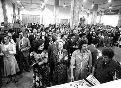 Simone Ortega (en el centro, aplaudiendo), en la salida de talleres del primer ejemplar del diario <b>EL PAÍS. 1976.</b>