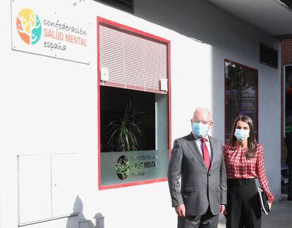 La reina Letizia y el presidente de la Confederación Salud Mental España, Nel González Zapico, en la sede de su organización, en el barrio madrileño de Entrevías.