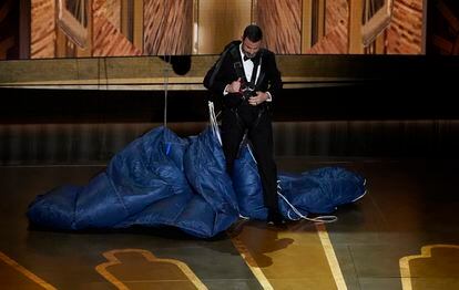 El presentador de la gala, Jimmy Kimmel, ha irrumpido en paracaídas, en claro homenaje a la película 'Top Gun Maverick', una de las más taquilleras y nominadas del año.