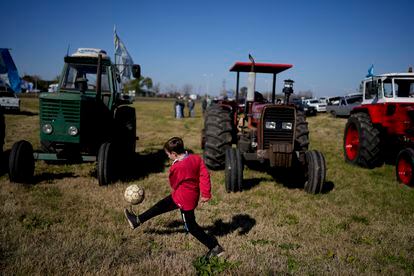 A child plays soccer during the field protest in Gualeguaychú, Entre Ríos (central-north), on July 13, 2022.