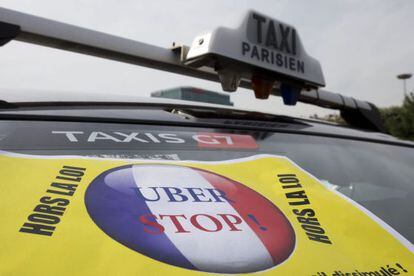 Imagen de archivo de un cartel contra Uber sobre un taxi de París.