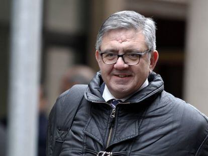 El exsecretario de las infantas, Carlos García- Revenga, acude a los juzgados de Palma a declarar en febrero de 2013.
