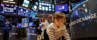 Hudson Maloney, hijo de un operador de Wall Street, juega en el parqué en el tradicional día de las familias de la Bolsa de Nueva York.