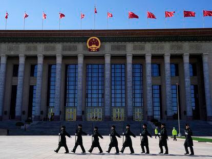 Soldados chinos desfilaban el sábado frente al Gran Salón del Pueblo de Pekín.