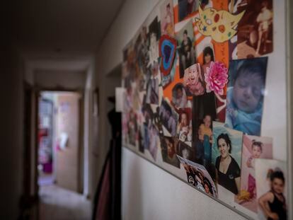 Fotos familiares en el pasillo de una casa.