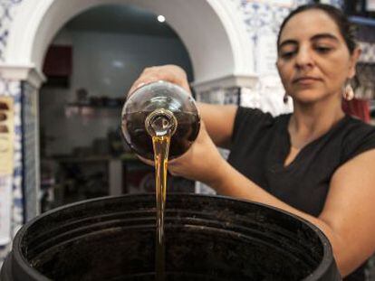 La propietaria del bar La Parada (Puerto Real) recicla el aceite usado.