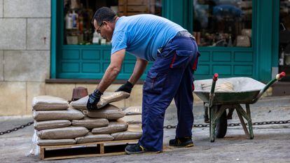 Un albañil trabaja en una calle de Toledo.