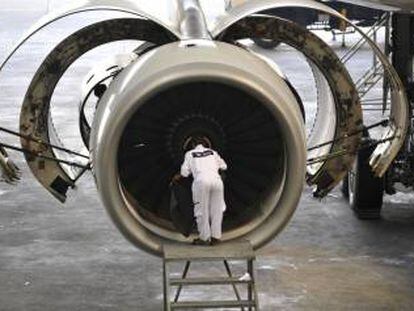 Imagen de un t&eacute;cnico revisando un motor de Rolls-Royce en el aeropuerto de Yakarta (Indonesia) 