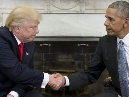 El presidente de EE UU, Barack Obama saluda al presidente electo Donald Trump al final de su encuentro en el despacho oval en la Casa Blanca hace varios días.