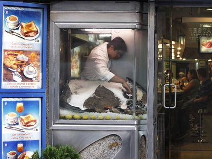 La marisquería Sirena Verde, en plena Gran Vía, se convierte en una especie de <b><i>afterhours</b></i> a primeras horas de la mañana.