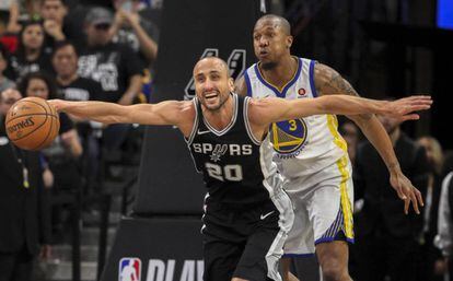 Manu Ginóbili y, tras él, David West.