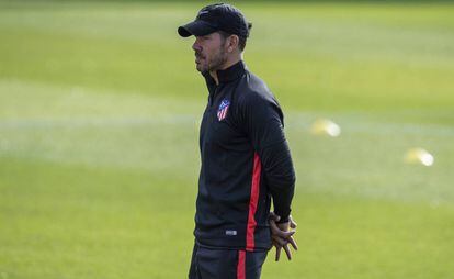 Diego Simeone durante el entrenamiento del Atlético.