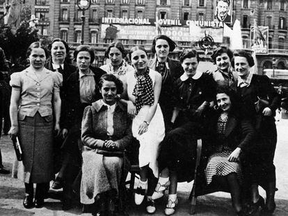 Las llamadas mamás belgas, en la plaza de Cataluña a su llegada a Barcelona en mayo de 1937.