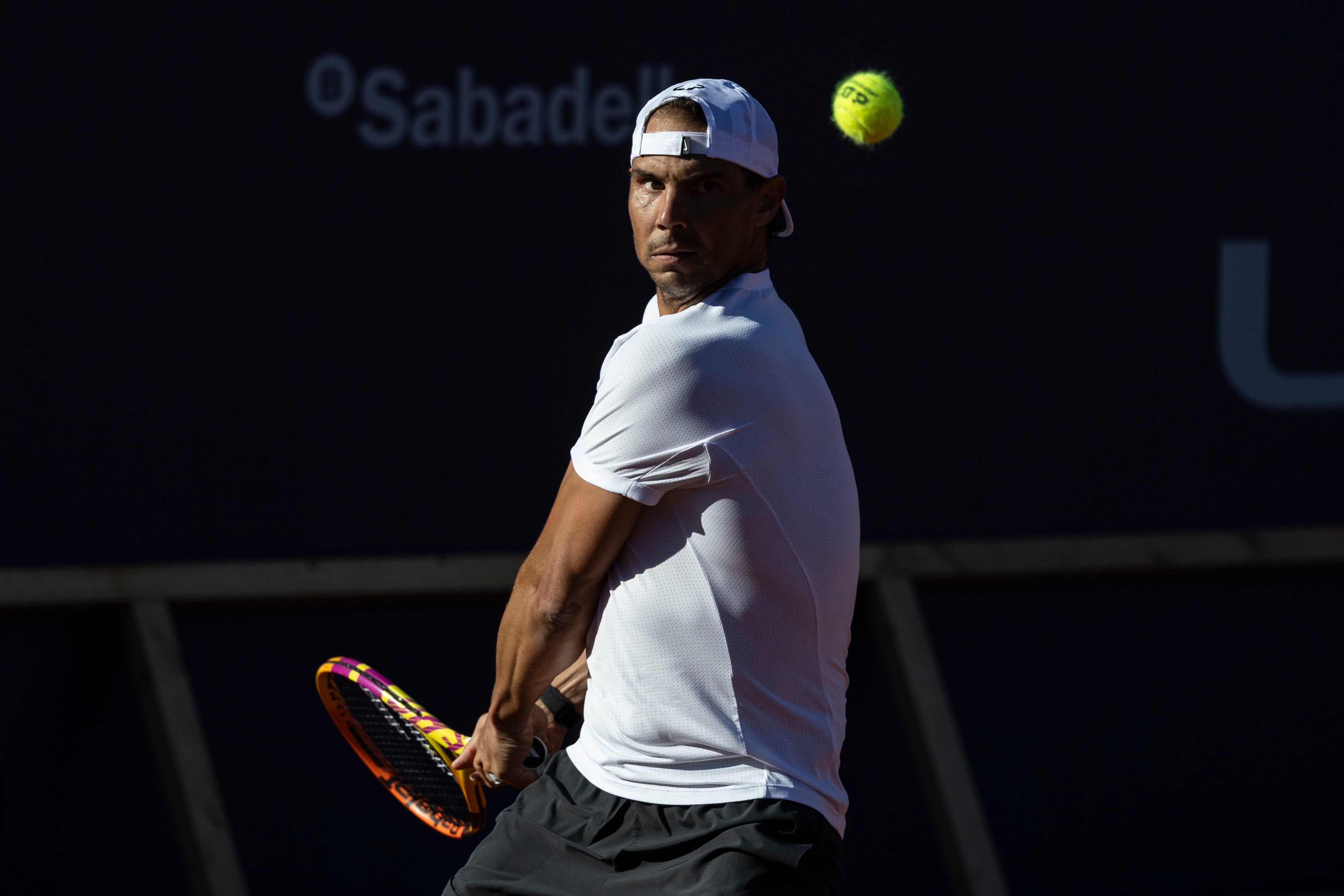 Nadal se deja ver en Barcelona, pero esconde el saque