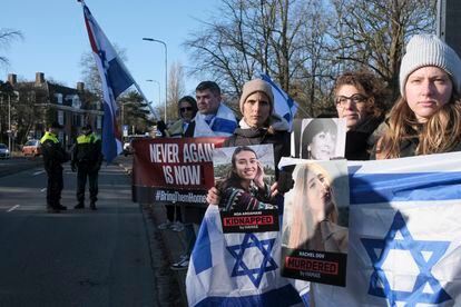 Activistas proisraelíes se reúnen frente al Tribunal Internacional de Justicia de Naciones Unidas en La Haya, este viernes.