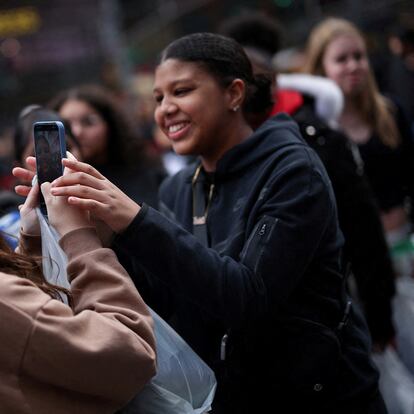 Una joven hace un vídeo de sus amigas para colgarlo en TikTok en Times Square (Nueva York, EE UU) este mes de marzo.