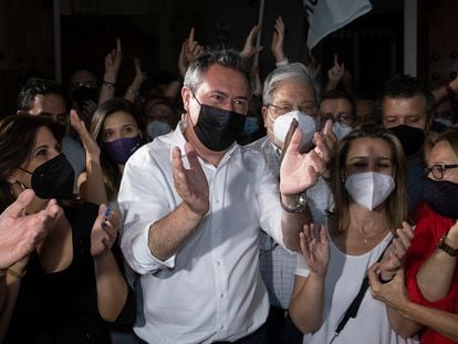 Juan Espadas llega a la sede del PSOE-A en Sevilla, arropado por sus colaboradores, la noche de las primarias, el pasado domingo.