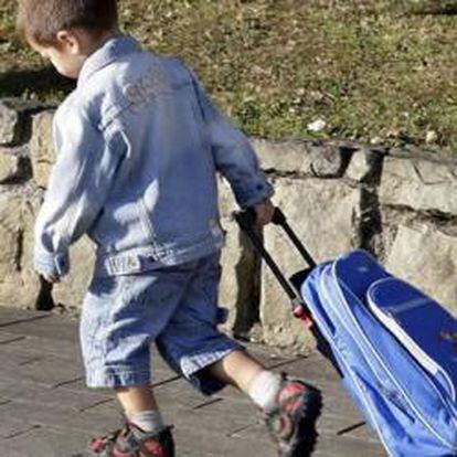 Un niño se dirige a la escuela con su mochila