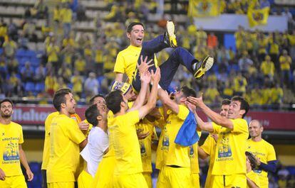 Los jugadores del Villarreal mantean a Marcelino.