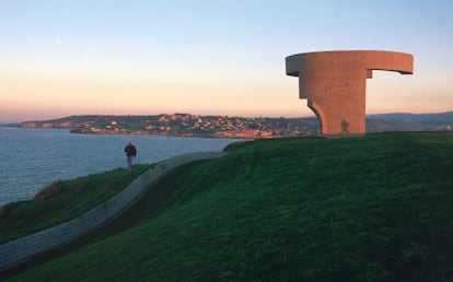 Cerro de Santa Catalina, en Gijón, donde Eduardo Chillida instaló en 1999 su 'Elogio del Horizonte'.