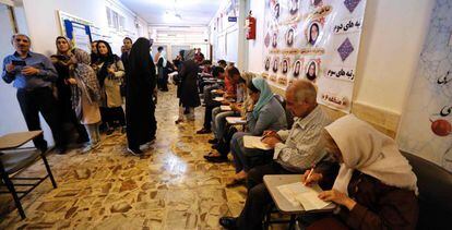 Ciudadanos a la espera de depositar su voto en un colegio de Teher&aacute;n, este viernes. 