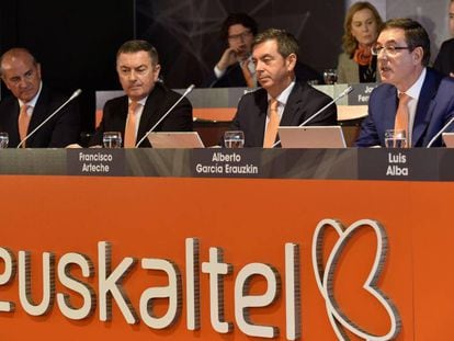 La cúpula de Euskaltel, durante la junta de accionistas de la empresa, la semana pasada en Bilbao.