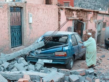 Un vecino de la zona de Uirgan observaba el sábado los efectos del terremoto en su calle.