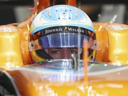Fernando Alonso espera en su coche la clasificaci&oacute;n.