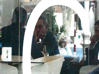 Zaplana (a la derecha), en una reunión en una cafetería de Benidorm captada por la Guardia Civil en enero de 2018.