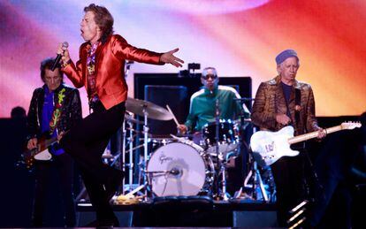 Mick Jagger, escoltado por Ronnie Wood y Keith Richards.