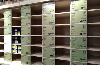 Estantes con marihuana en las tiendas autorizadas, la mayoría de ellos están vacíos.