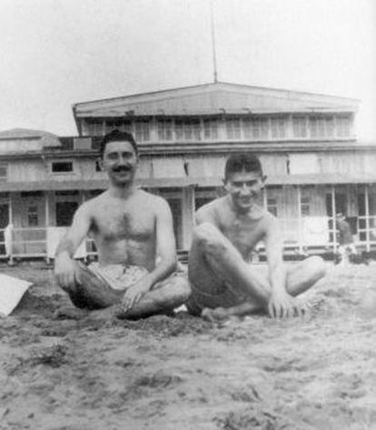 A la imatge, Max Brod, a l'esquerra, i Franz Kafka, a la dreta, a la platja de Marielyst.