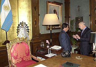 Eduardo Duhalde (derecha), ayer con su ministro de Economía, Roberto Lavagna, en la Casa Rosada.