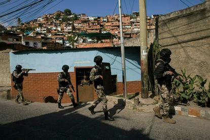Miembros de la Policia Nacional Bolivariana patrullan en un barrio de Caracas, Venezuela.