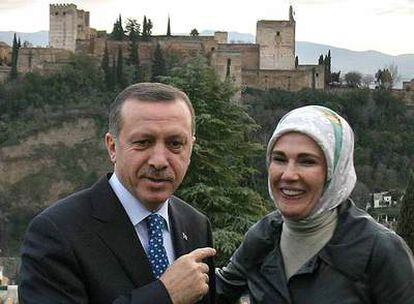 El primer ministro turco, Recep Tayyip Erdogan, y su esposa Emine, ayer ante la Alhambra de Granada.