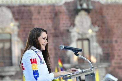 La candidata del PAN a la gubernatura de Aguascalientes, Maria Teresa Jiménez, habla desde el estrado en un evento de campaña.