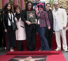 Los Osbourne, al completo. Aimee, a la izquierda, y Louis, a la derecha, no han querido aparecer en el programa. Ozzy Osbourne fue cantante de heavy metal.