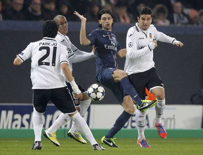 Pastore, entre los valencianistas Parejo, Feghouli y Barragán.