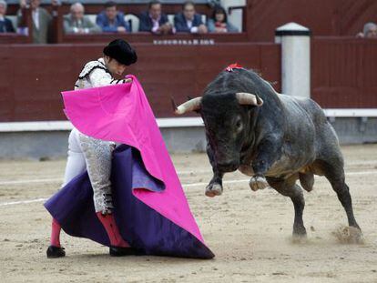 Fernando Roble&ntilde;o recibe con el capote a su segundo toro en Las Ventas.