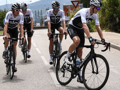 Desde la izquierda, Thomas, Rowe, Castroviejo y Froome, del Sky, ayer en Chambéry.