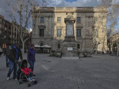 Plaza de Antonio L&oacute;pez una vez  retirada la estatua del naviero del pedestal.