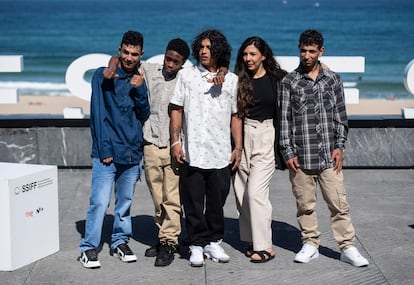 Los actores Davidson Andres Florez, Cristian Campana, Cristian Camilo David Mora y Carlos Andres Castaneda junto a la directora Laura Mora en el Festival de San Sebastián.