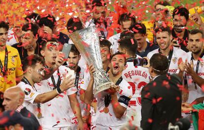 Jesús Navas levanta el trofeo que acredita al Sevilla como ganador de la Europa League.